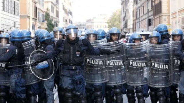 Protesta della polizia sotto casa di Renzi