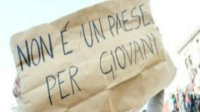 Slogan di una manifestante anti disoccupazione