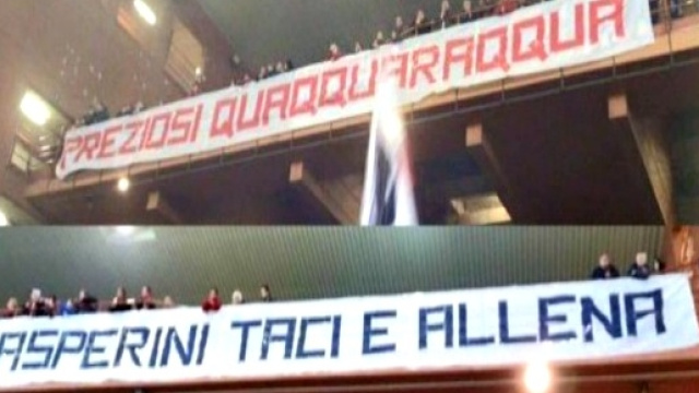 Striscioni di protesta contro societ&agrave; e tecnico
