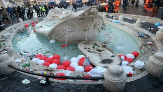 La fontana della Barcaccia ridotta a 'pattumiera'.