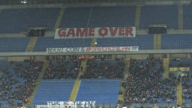 Uno dei tanti striscioni di protesta a San Siro