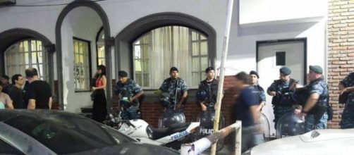 Polic&iacute;a bonaerense actuando en el lugar