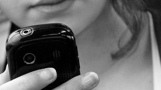 Donna usa un comune smartphone