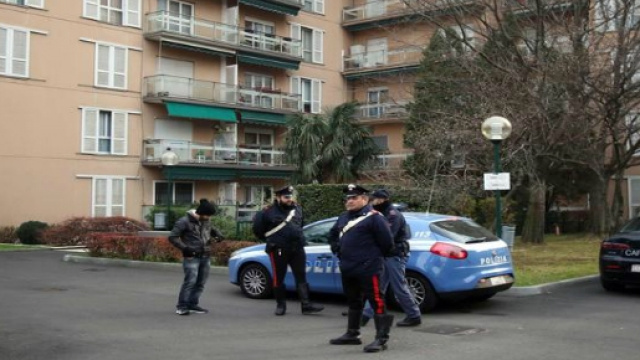 Forze dell'ordine sul luogo dell'omicidio.
