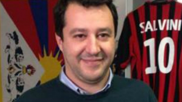 Salvini con la maglia del Milan