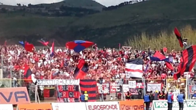 Tifosi della Casertana a sostenere la squadra