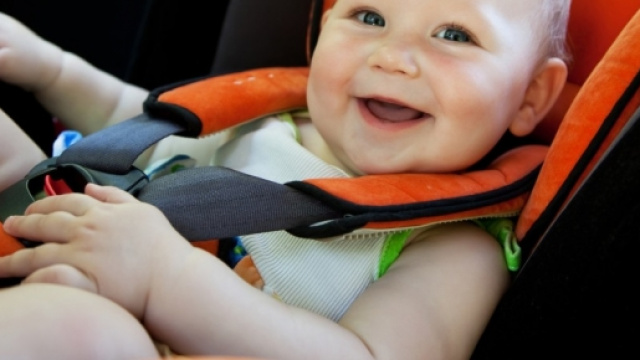 Bambino in un seggiolino per auto