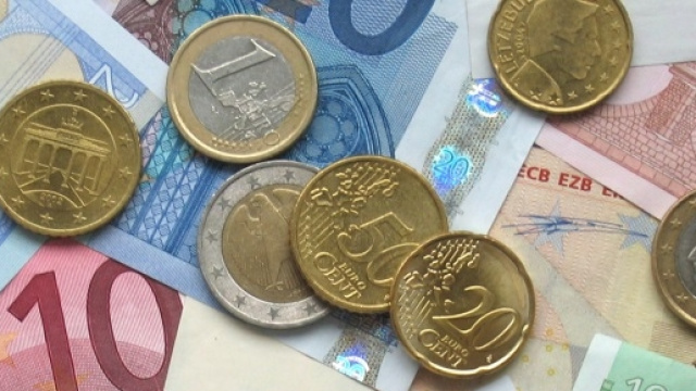 Un'immagine di banconote e monete in euro