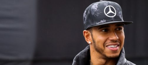 Hamilton es cantante y deportista