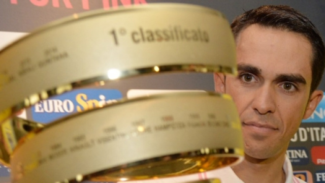 Il Trofeo e il detentore Contador, - Ansa/Zennaro