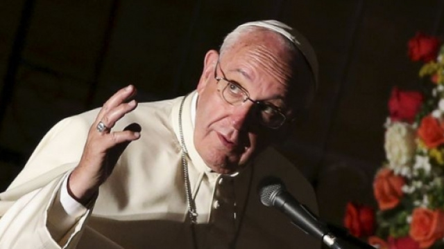 Papa Francesco durante un'omelia (LaPresse)