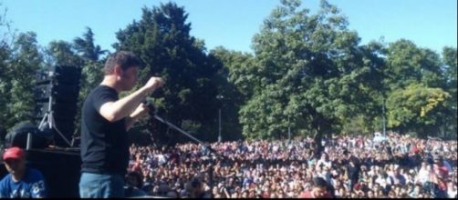 Kiciloff ante la gente que fue a escucharlo