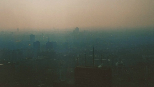 Una Milano completamente avvolta dallo smog.