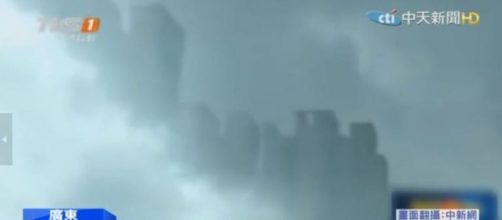 AO olhar para o c&eacute;u, uma cidade 'surgiu' na n&eacute;voa