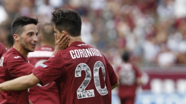 Coronado festeggiato da Scozzarella dopo un gol