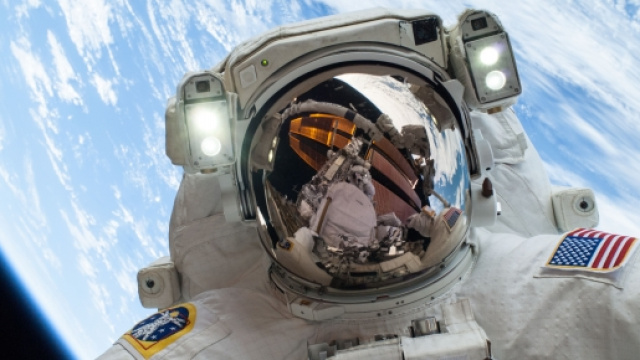 Un astronauta della Nasa in orbita
