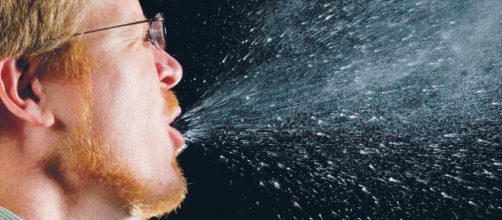 Estornudo, los fluidos recorren hasta 8 metros