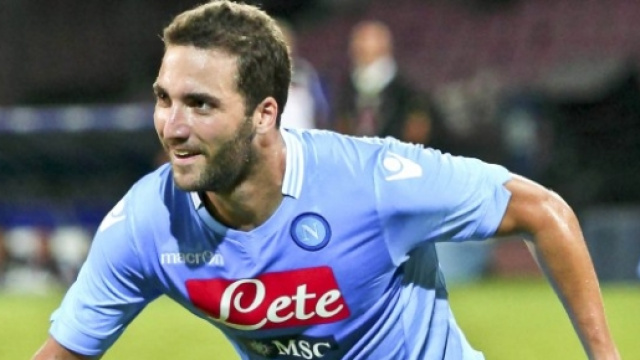 Higuain con la maglia del napoli, uomo del momento
