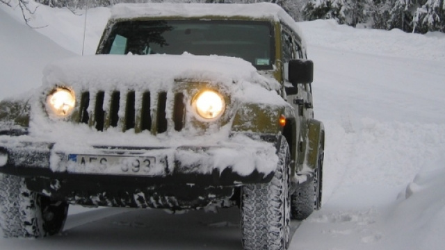 un'auto in difficolt&agrave; nella neve