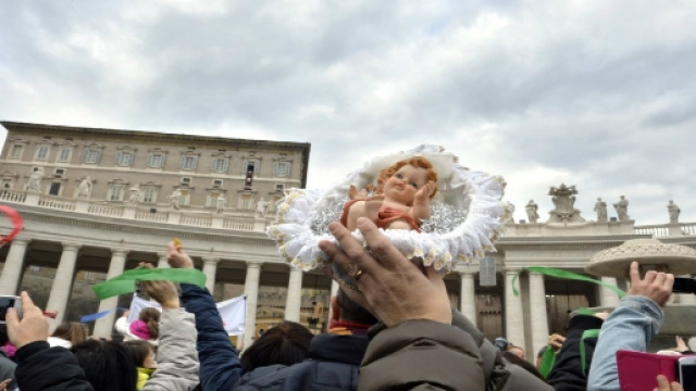 Benedizione dei Bambinelli a Piazza San Pietro.