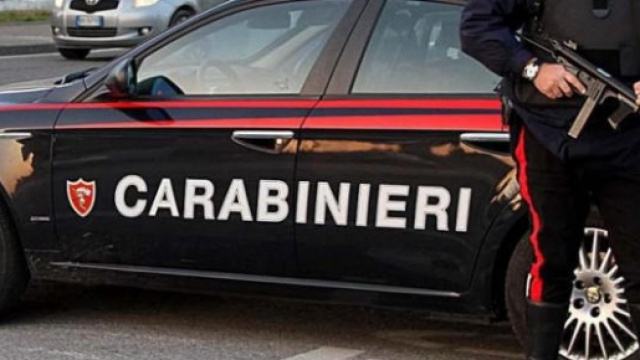 Africano brucia un'auto: "Ho fame, arrestatemi"