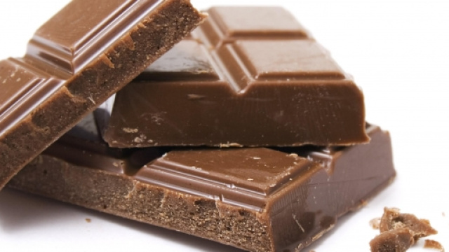 Anche il cioccolato fondente ha numerosi benefici.