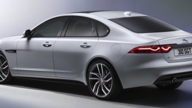 La nuova Jaguar XF V6 3.0 2016