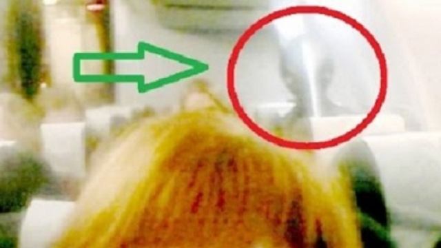 Ufo: l'inquietante selfie scattato in aereo.