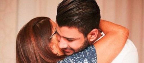 Gustavo Lima abra&ccedil;ando sua m&atilde;e em seu casamento