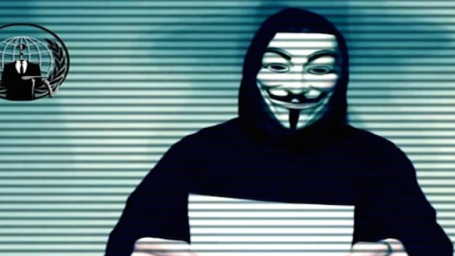 Anonymous durante la lettura di un comunicato