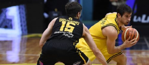 Fitipaldo (de amarillo) clave en la remontada