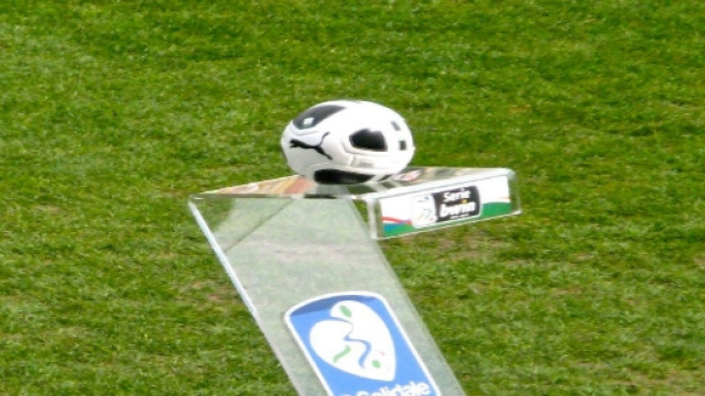 Immagine pallone e logo serie B
