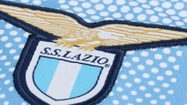 Lo stemma della Lazio sulla prima maglia