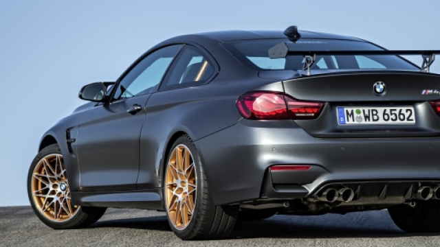 Nuova Bmw M4 GTS (vista posteriore)