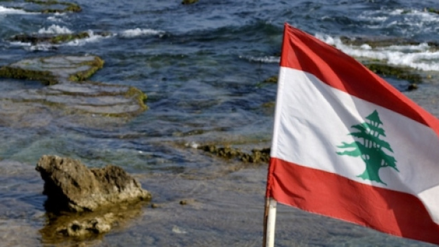Una spiaggia con la bandiera del Libano