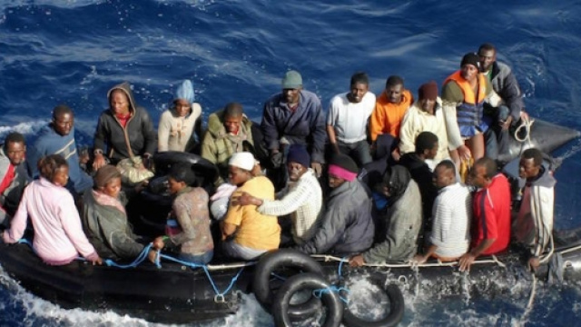 Un gommone di migranti nel Canale di Sicilia