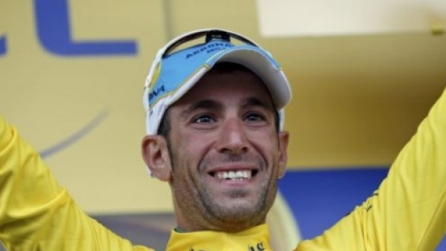 Vincenzo Nibali in maglia gialla