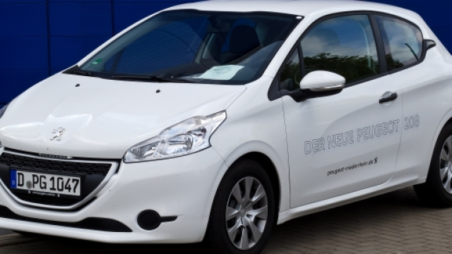 La nuova Peugeot 208 bianca metallica