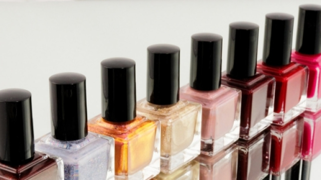 Nail art originali per mani magnetiche.