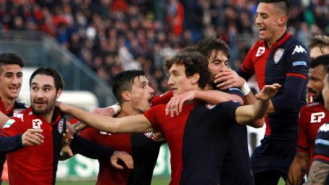 l'esultanza al gol dei giocatori del Cagliari