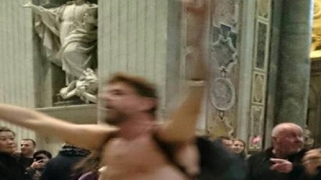 L'uomo che si &egrave; denudato a Roma