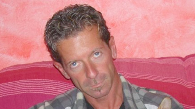 Massimo Bossetti nella camera ardente del padre