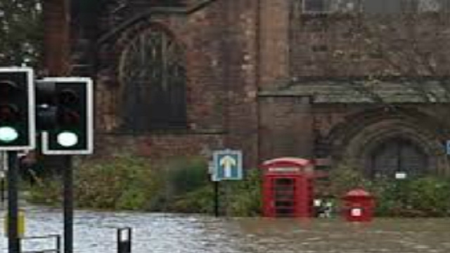 Strada completamente invasa dall'acqua