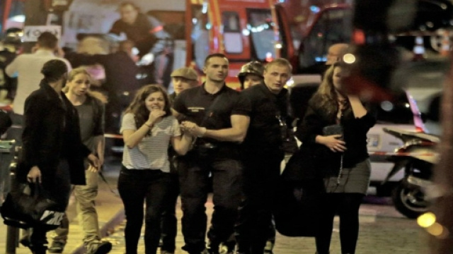 I soccorsi raggiungono il Bataclan