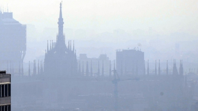 Il Duomo di Milano immerso nello smog