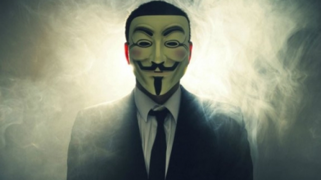 Un membro di Anonymous con la maschera simbolo