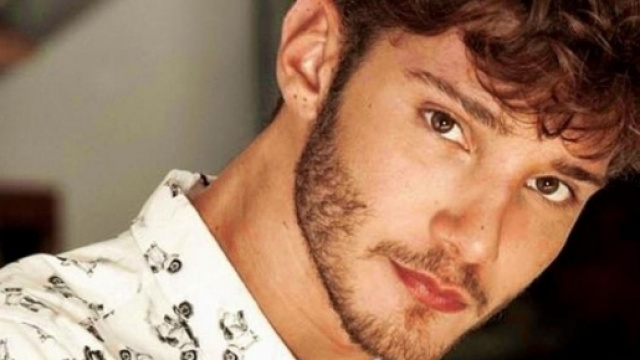 Un primo piano di Stefano De Martino