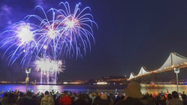 Il mondo accoglie il nuovo anno.