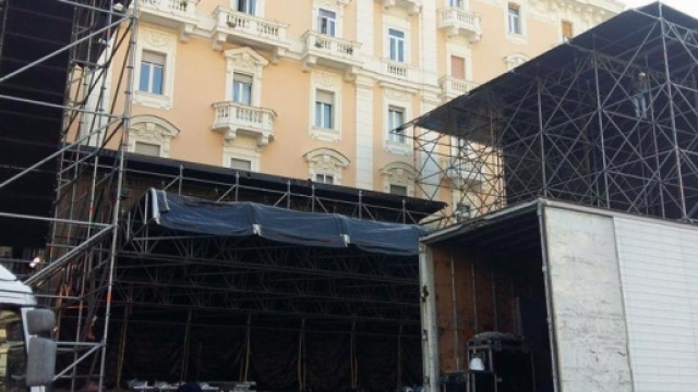 Il palco dove si esibir&agrave; il trio "Il Volo"