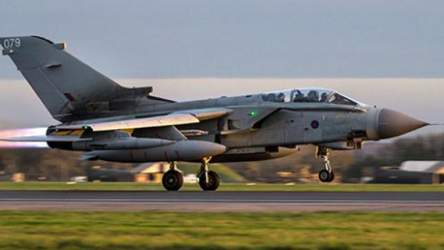 Caccia britannico che sta prendendo il volo